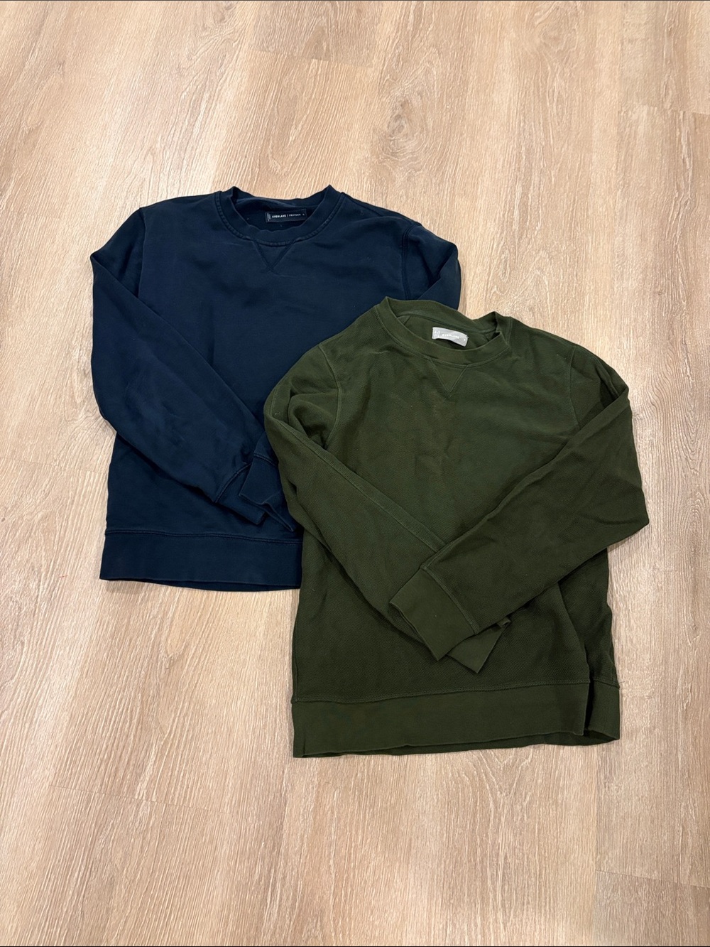 Bundle of 2 Everlane Men’s Crewneck Sweatshirts Size Medium Blue & Olive Green